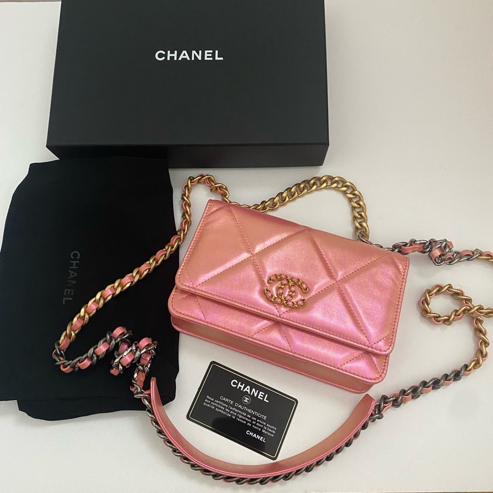 Chanel 19 WOC iridescent pink